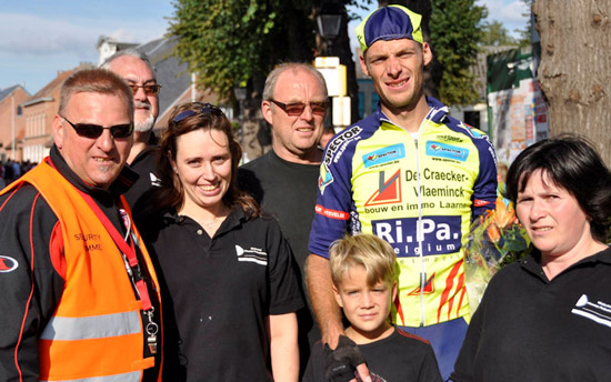 Gunter Sterck, omringd door inrichters en supporters. Uiterst links organisator Freddy Moortgat.