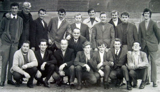 Het eerste bestuur van Het Vliegend Wiel. Staand vlnr: Martin Veillaird, Georges Martens, Florent Baert, Willy Martens, André Van Goethem, Freddy Van Bocxlaer, André Munghen, Jules De Witte, Urbain en Cyriel De Witte. Zittend vlnr: Robert Van Goethem, Richard Noens, Kamiel en Willy Baert, Marcel Verlee, Rene De Geest, Hubert Van Goethem en Romain De Witte.