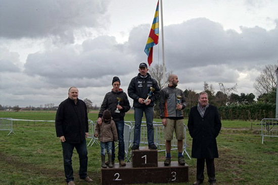 het podium van de categorie +35-jarigen