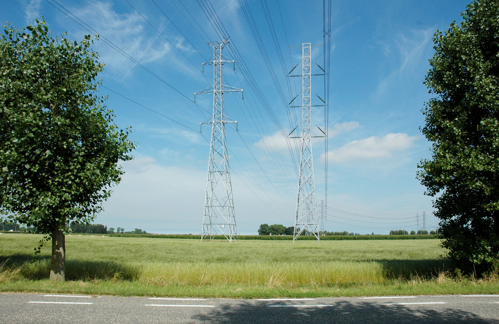 de oude en nieuwe hoogspanningsmasten