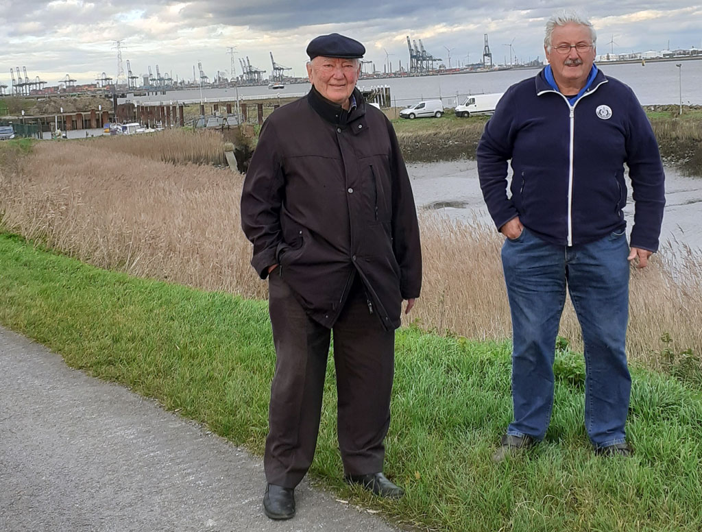 Maurice Vergauwen en Paul de Belie voor de kaaimuur in Doel (foto: Doel 2020)