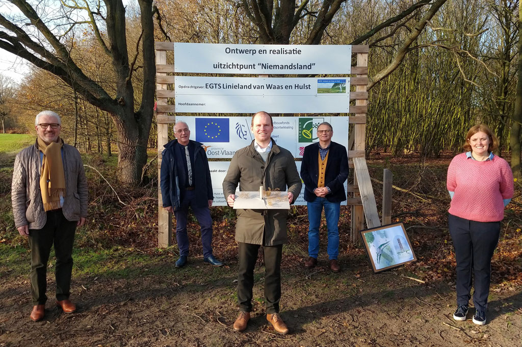 vlnr: Stany De Rechter (burgemeester Stekene), Jan-Frans Mulder (burgemeester Hulst), Matthias Zaman (architect), Richard Meersschaert (directeur EGTS Linieland), Careen Verwilligen (projectcoördinator EGTS Linieland) (foto: EGTS Linieland van Waas en Hulst)