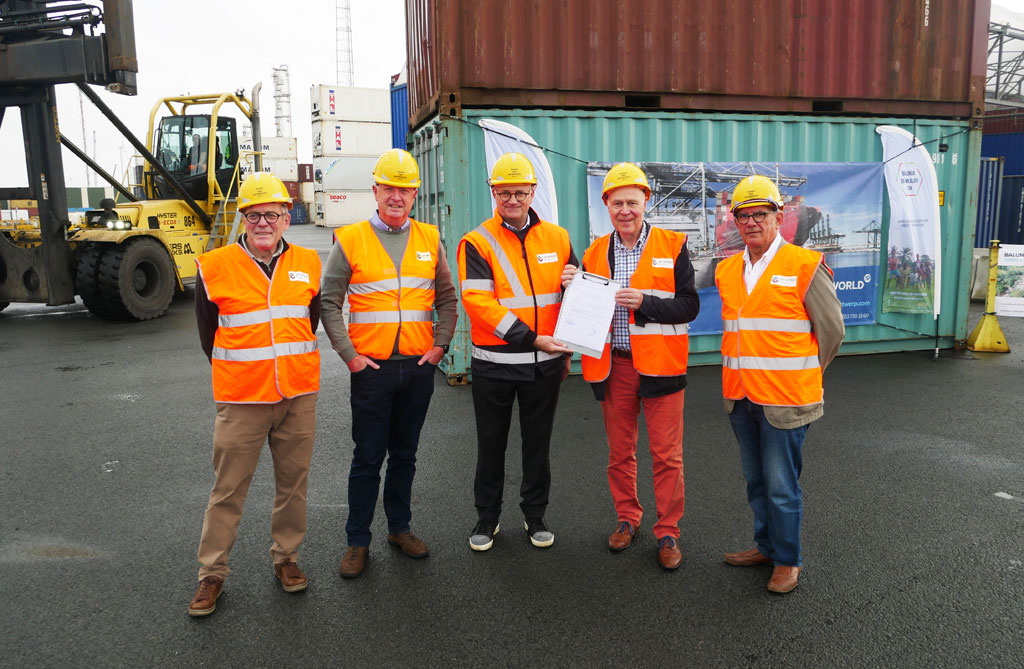 vlnr: Henk Delrue (medeoprichter en penningmeester BBM), Jan Heyrman (bestuurder BBM), Dirk Van den Bosch (CEO DP World in Antwerpen), Hans Delrue (medeoprichter en voorzitter BBM), Jan Vermeyen (bestuurder BBM)