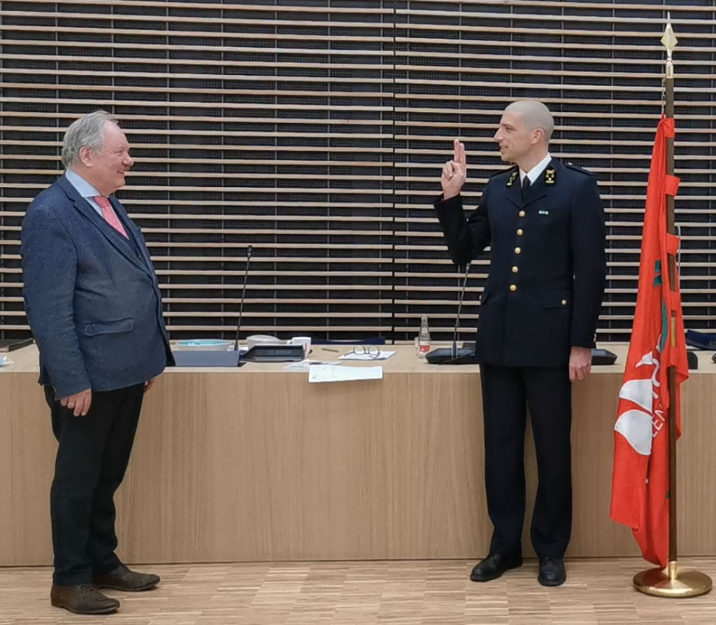 Kolonel Thierry Van Goethem legt eed af bij burgemeester Marc Van de Vijver (foto: hulpverleningszone Waasland)