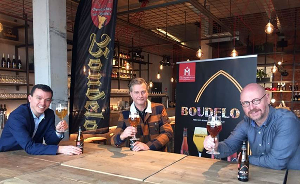 Tony De Wilde, schepen Gunther Van Campenhout en Stefaan Soetemans van brouwerij The Musketeers (foto: tdw)
