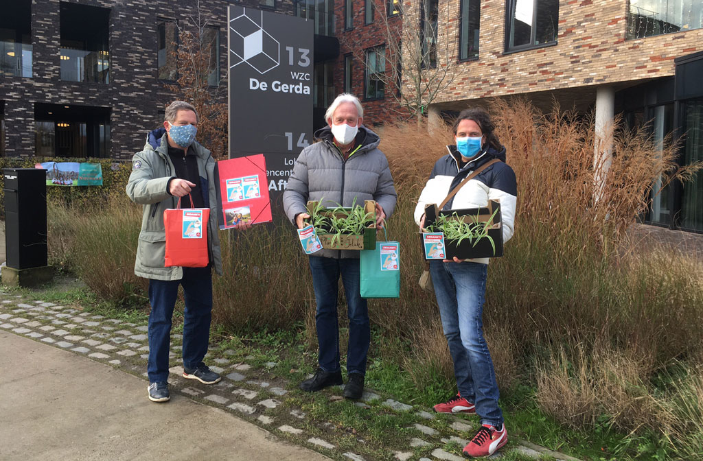 leden van PVDA Sint-Niklaas voor WZC De Gerda met geschenken
