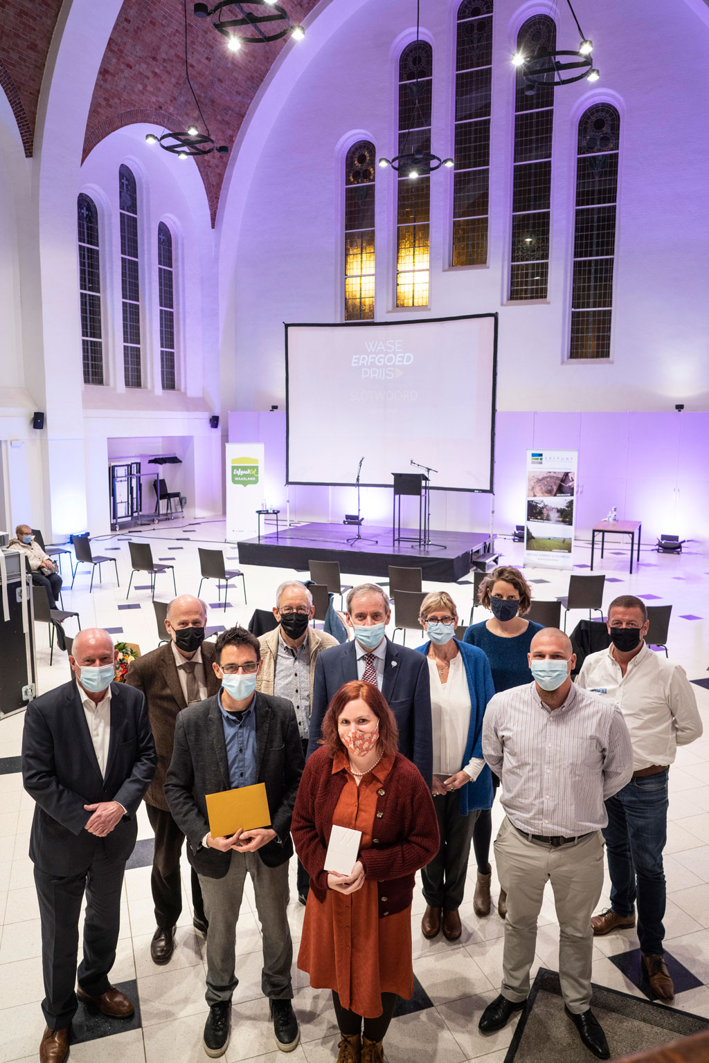 alle winnaars samen met de voorzitters van de jury, Fien Danniau; van de Erfgoedcel Waasland, Lieven Dehandschutter; en van Erfpunt, Johan Smet. (foto: Stefaan Van Hul)