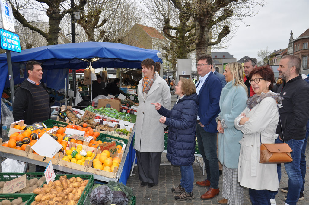 vlnr: marktkramer, gedeputeerde Leentje Grillaert, Marleen Van Hecke, marktleider van de stad Lokeren, burgemeester Filip Anthuenis, schepen Filip Liebaut (achter rug van burgemeester), schepen Claudine De Waele, slager Tony, marktkramer en chef van de markt vanuit de kant van de marktkramers zelf, schepen Marina Van Hoorick, schepen Stefan Walgraeve, daarachter weggestoken de voorzitter van de Vlaamse Federatie voor ambulante handel, Johan De Leeuw (foto: Provincie Oost-Vlaanderen)
