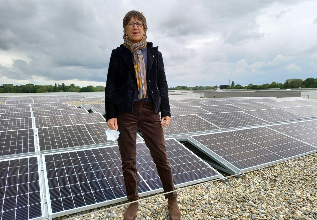Gedeputeerde Riet Gillis op dak vol zonnepanelen - crematorium Aalst