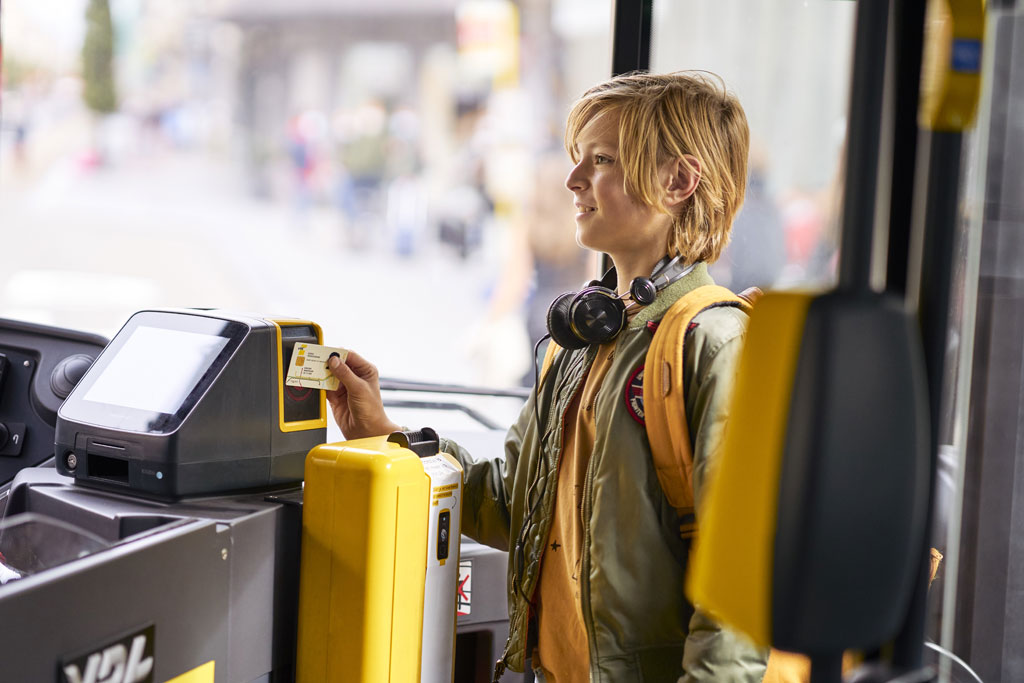 foto: Een jongere toont zijn digitaal ticket aan de chauffeur (foto: Britt Guns)