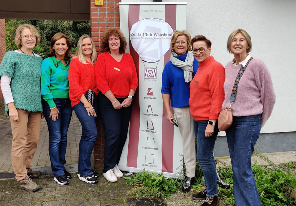 de voorzitster en leden van Zonta Club Waasland met Area Director Regine Claeys