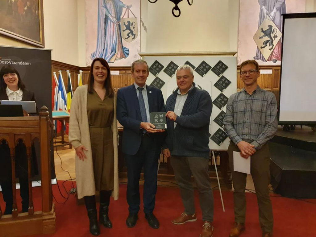 Overhandiging van de gedenkplaat aan het stadsbestuur van Sint-Niklaas (gedeputeerde An Vervliet, Burgemeester Lieven Dehandschutter, Schepen Filip Baeyens en Filip Kint van Monumentenwacht Oost-Vlaanderen) foto: Oost-Vlaanderen