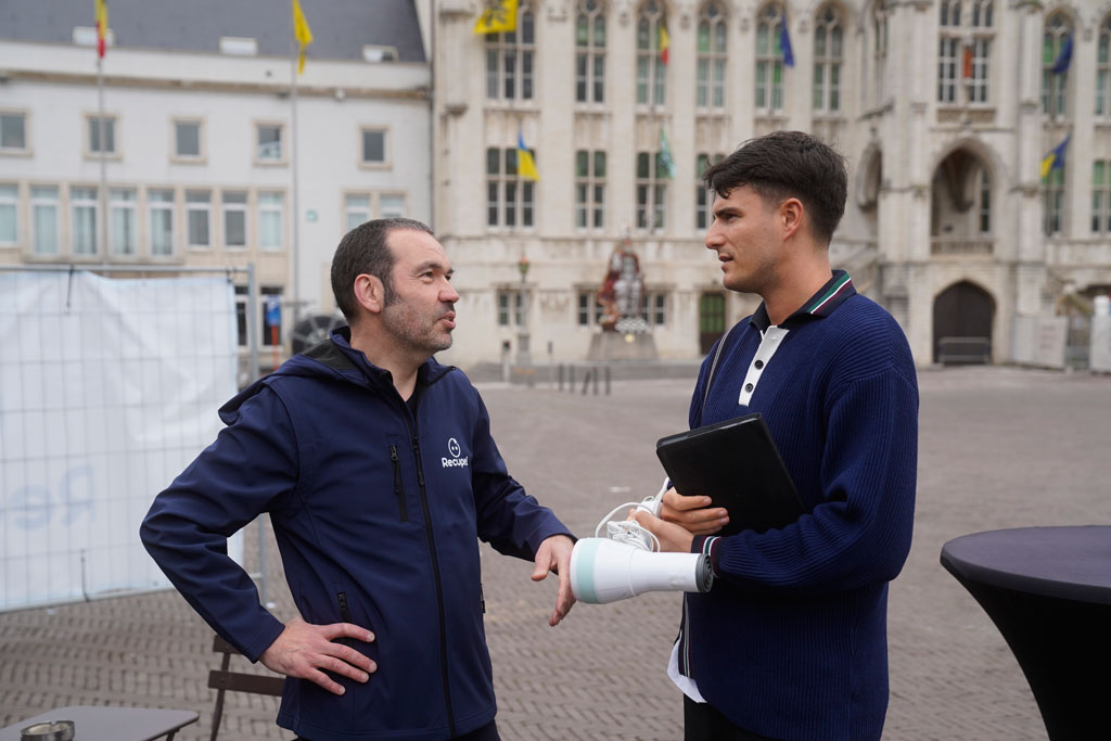 Conner Rousseau brengt een haardroger binnen bij het Recupel Cafe (foto: Recupel)