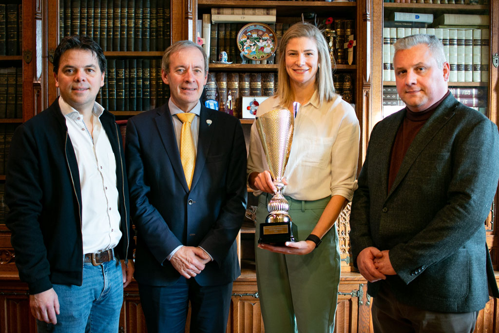 La fiamma rossa Justine Vanhaevermaet riceve lo Sports Performance Trophy