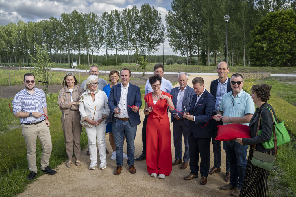 foto: het knippen van het lint als symbolische opening door burgemeester Stijn De Schepper, voorzitter Jurgen Bauwens en manager ruimte Petra De Mey van Interwaas, © Interwaas