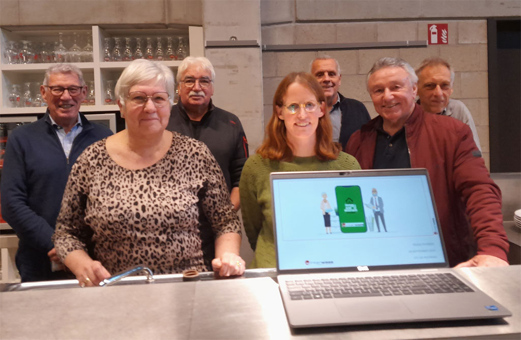 Coördinator Woonwijzer Waasland (midden) samen met de medewerkers van digipunt Waasmunster, © Woonwijzer Waasland