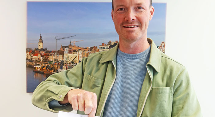 Schepen Bart Van Geyt verscheurt een papieren aanslagbiljet als symbool voor de start van de digitale verzending., © Gemeente Temse