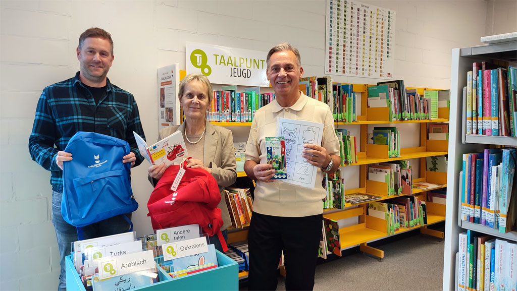 foto: Jeroen De Lathouwer, teamverantwoordelijke Bibliotheek, met de schepenen Brigitte Caura en Patrick Vermeulen, © Gemeente Temse