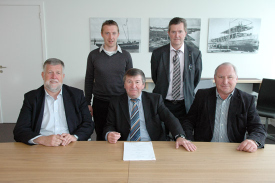 V.l.n.r. zittend Marc Claessens (Claver), burgemeester Luc De Ryck en schepen van Ruimtelijke Ordening Freddy Verbeke; staand: Stefaan Baeteman (Agentschap Ondernemen Oost-Vlaanderen) en gemeentesecretaris Luc Verhulst.