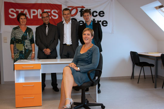 Harde Van de Moortele (Stapels Office Temse), Bart De Munck (Rotaract) en Koen Van Hedent (Rotaract) in gezelschap van twee dames van Sint-Vincentius Dendermonde