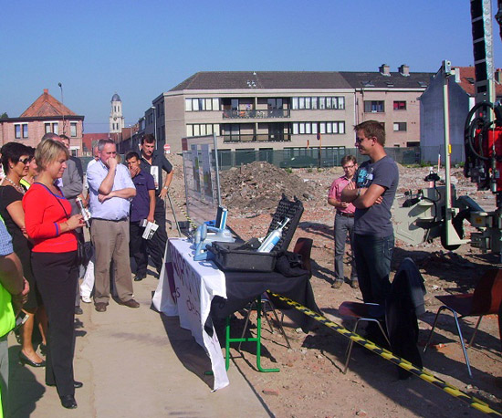 Joke Schauvliege krijgt uitleg over de bodemsanering.