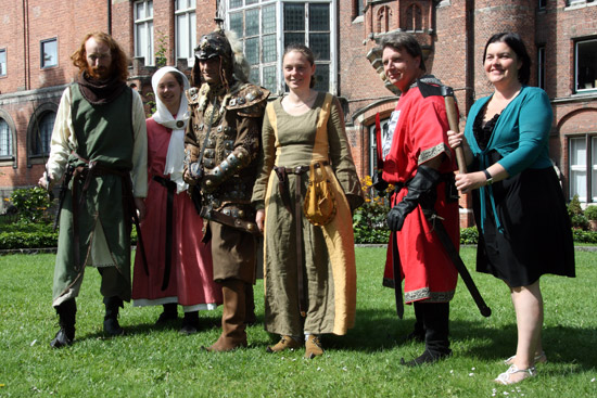 De Ridders van Pendragon met schepen van cultuur Lieve Van Daele in het Mercatorpark.