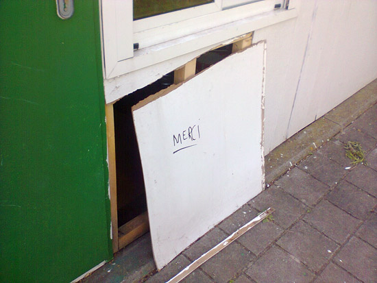 Om binnen te geraken rukten de vandalen een houten paneel uit de muur.