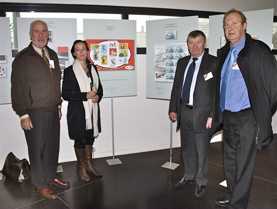 V.l.n.r. Roland De Swaef (penningmeester Postzegelkringen Oost-Vlaanderen), Marijke Meersman, burgemeester Luc De Ryck en Luc Van Bogaert (secretaris Postzegelkringen Oost-Vlaanderen)