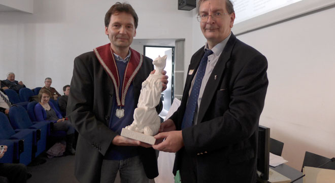 Luc Peleman ontving uit handen van Luc Van Driessche zijn Reinaertprijs. (foto: Rik Vermeir)
